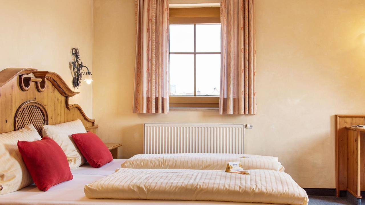 AKZENT Hotel Krone Helmstadt Buitenkant foto