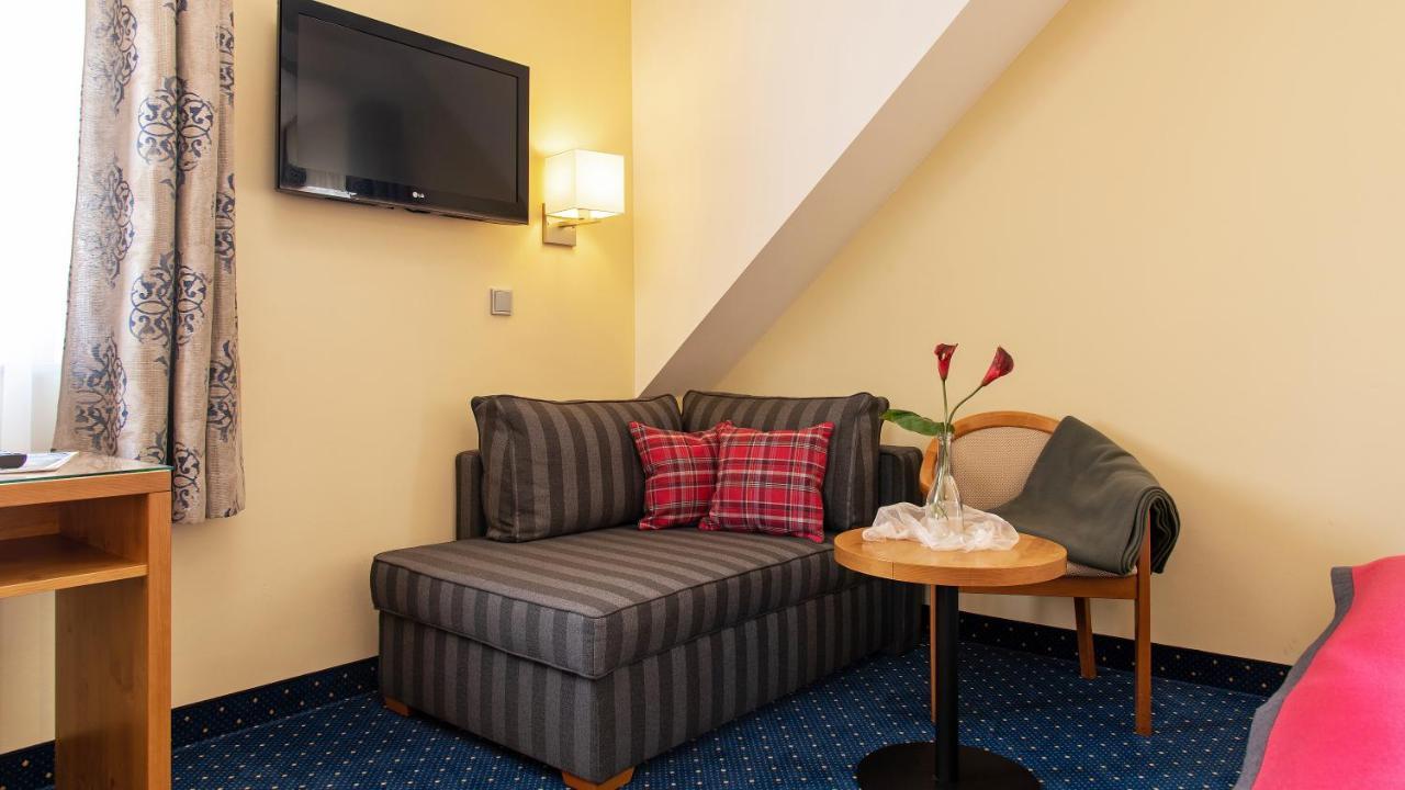 AKZENT Hotel Krone Helmstadt Buitenkant foto