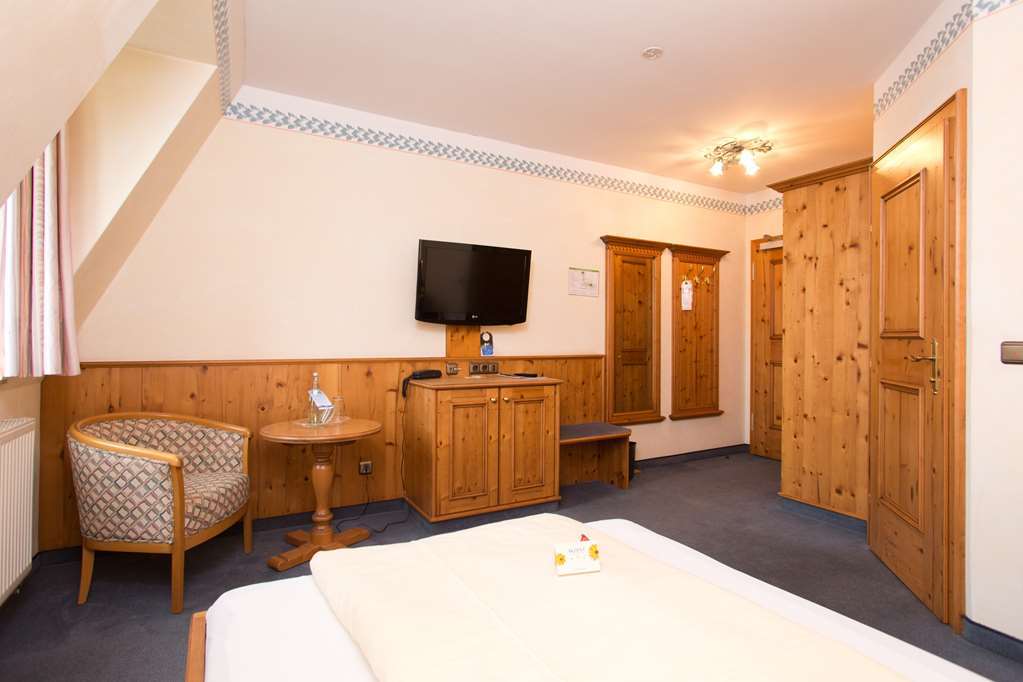 AKZENT Hotel Krone Helmstadt Buitenkant foto