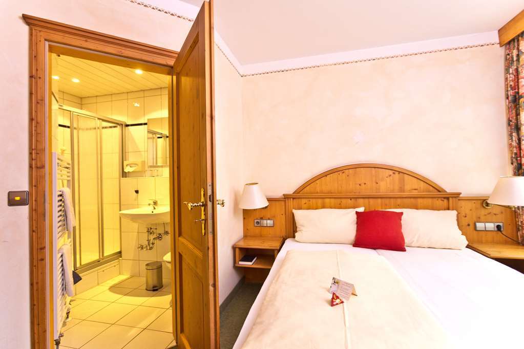 AKZENT Hotel Krone Helmstadt Buitenkant foto