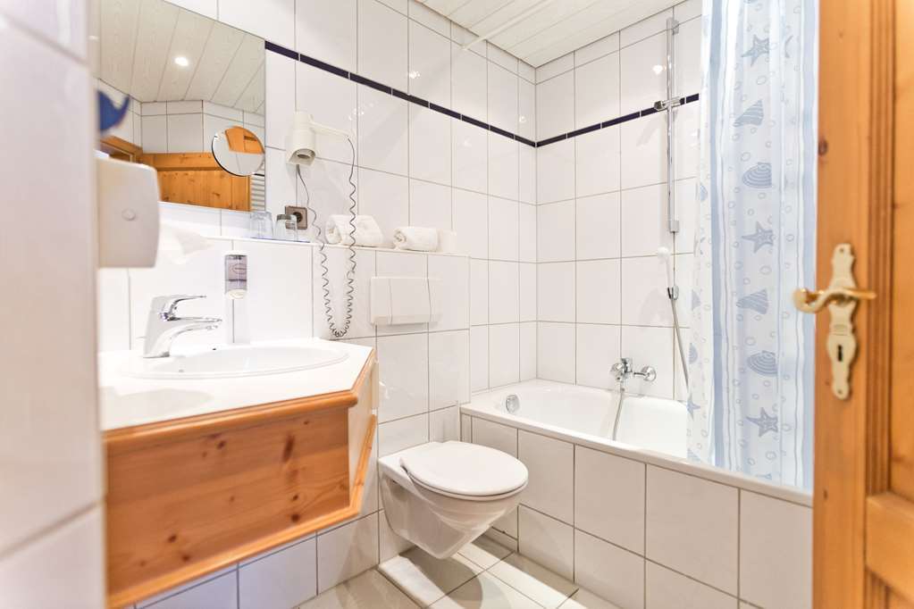 AKZENT Hotel Krone Helmstadt Buitenkant foto
