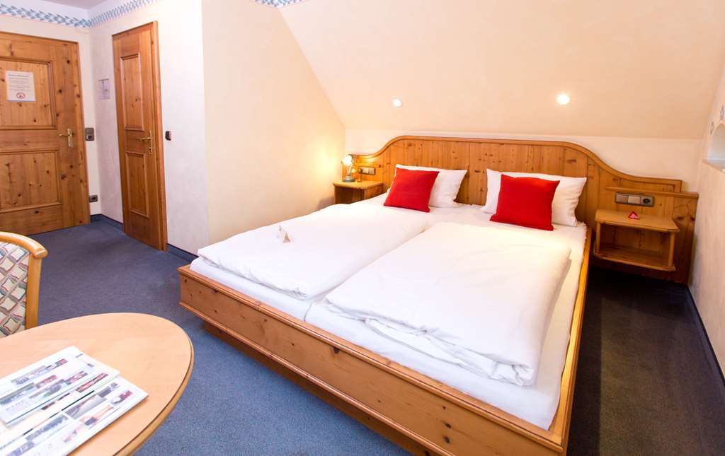 AKZENT Hotel Krone Helmstadt Buitenkant foto