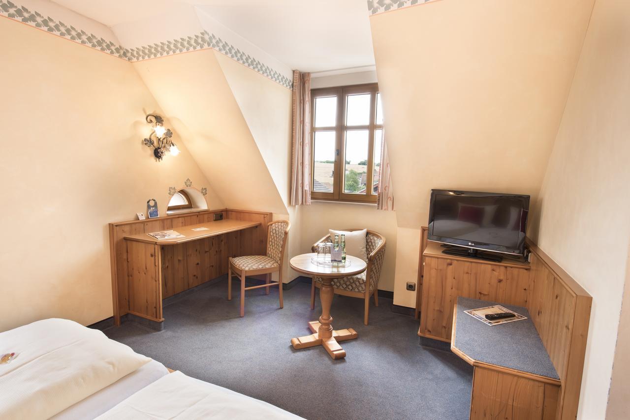AKZENT Hotel Krone Helmstadt Buitenkant foto