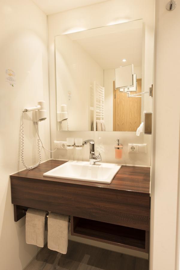 AKZENT Hotel Krone Helmstadt Buitenkant foto
