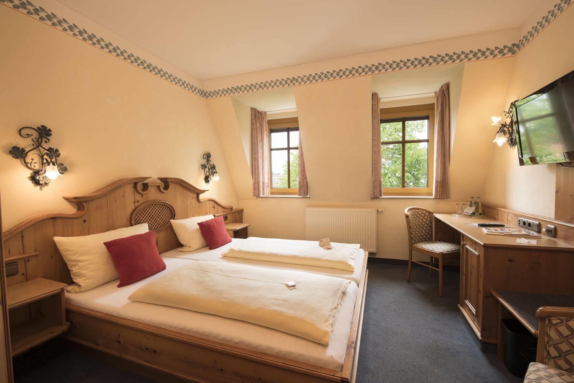 AKZENT Hotel Krone Helmstadt Buitenkant foto