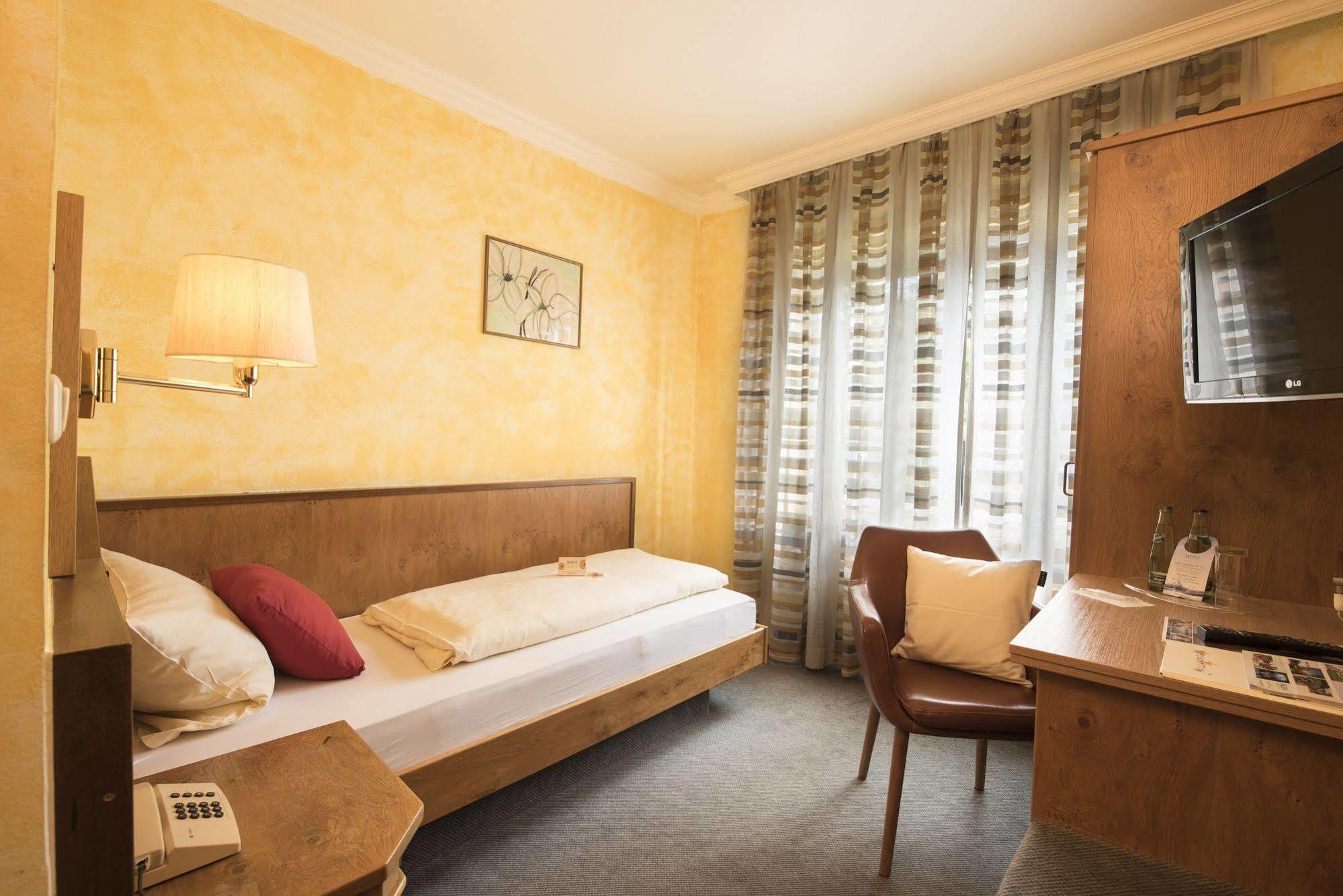 AKZENT Hotel Krone Helmstadt Buitenkant foto