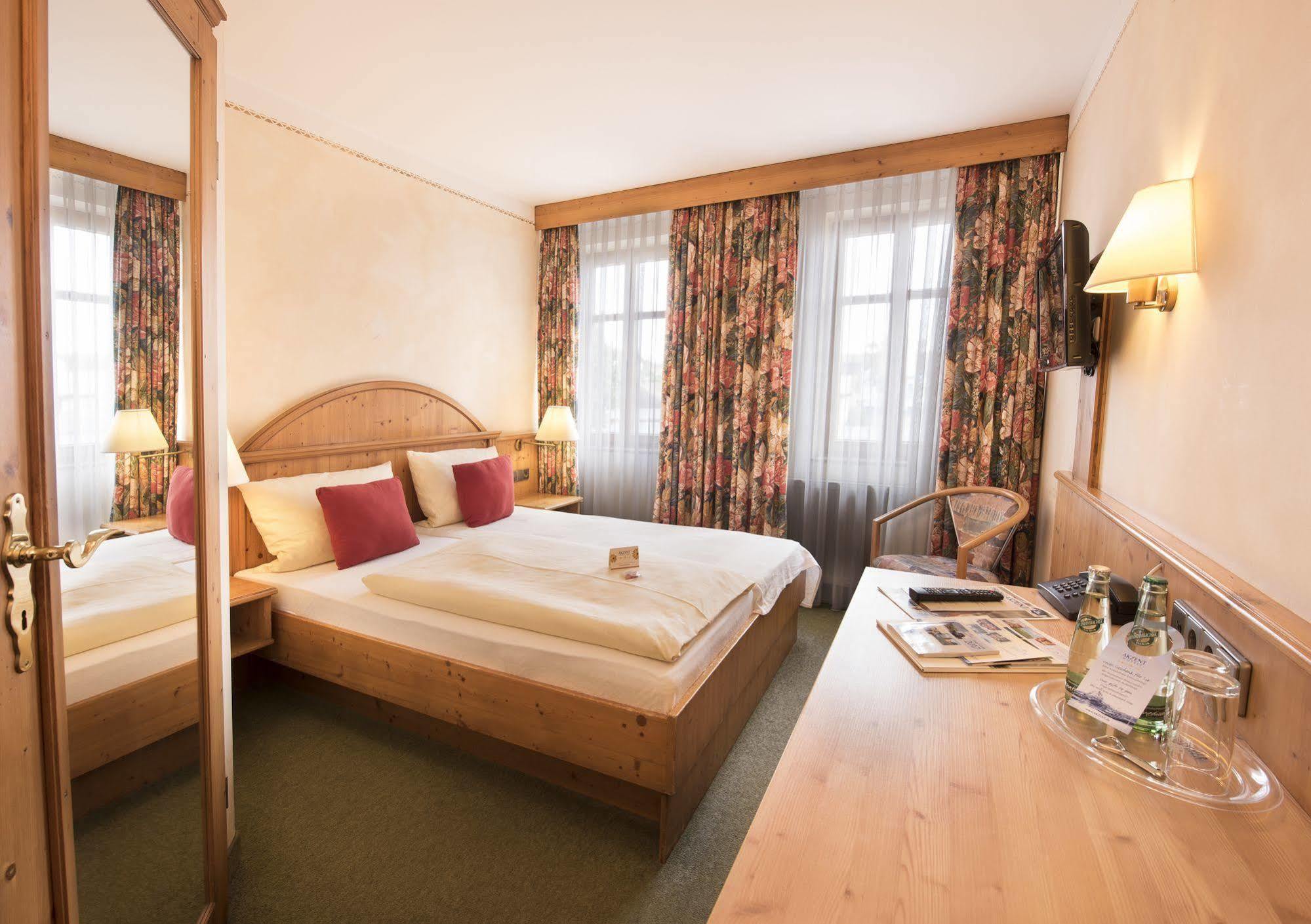 AKZENT Hotel Krone Helmstadt Buitenkant foto