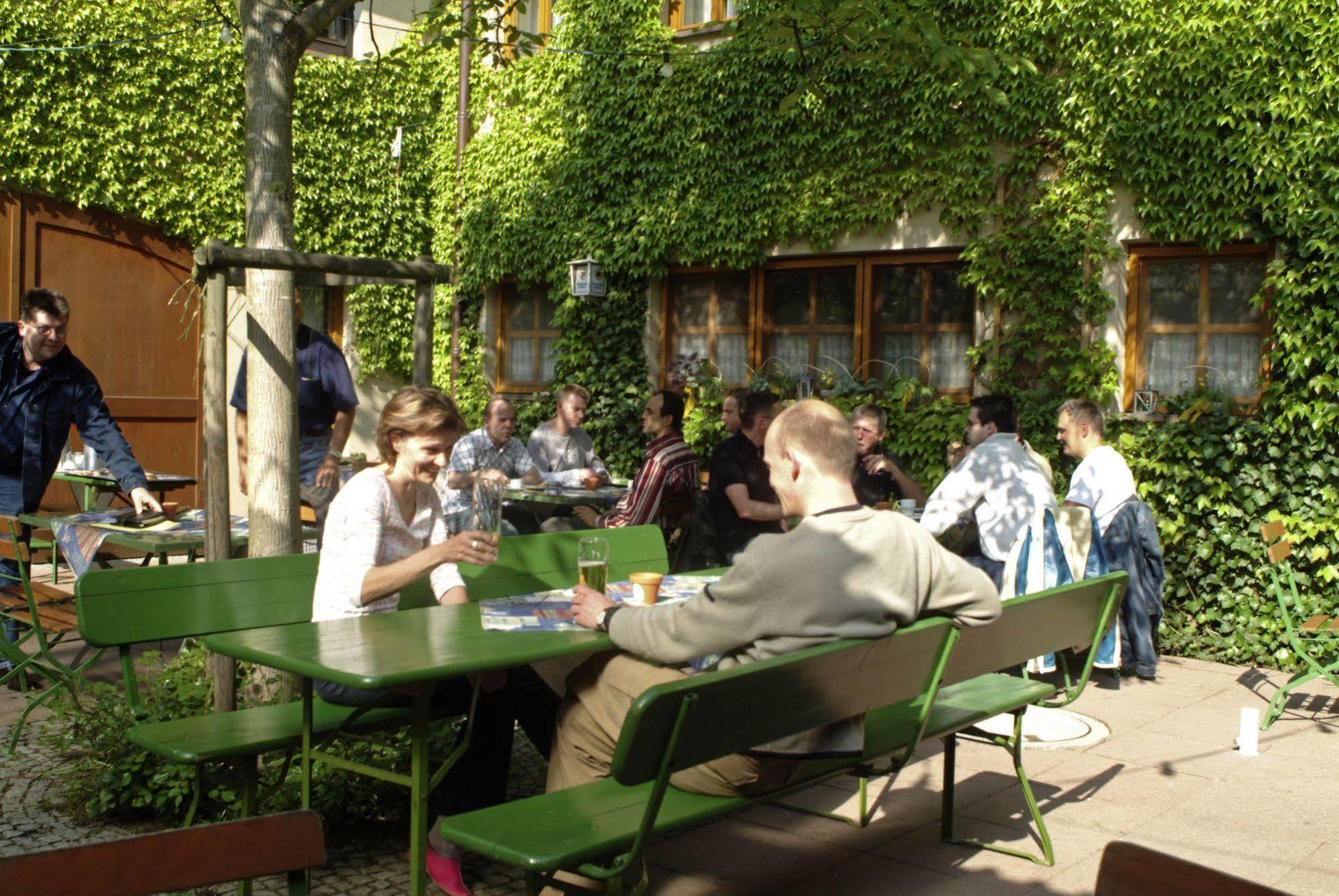 AKZENT Hotel Krone Helmstadt Buitenkant foto